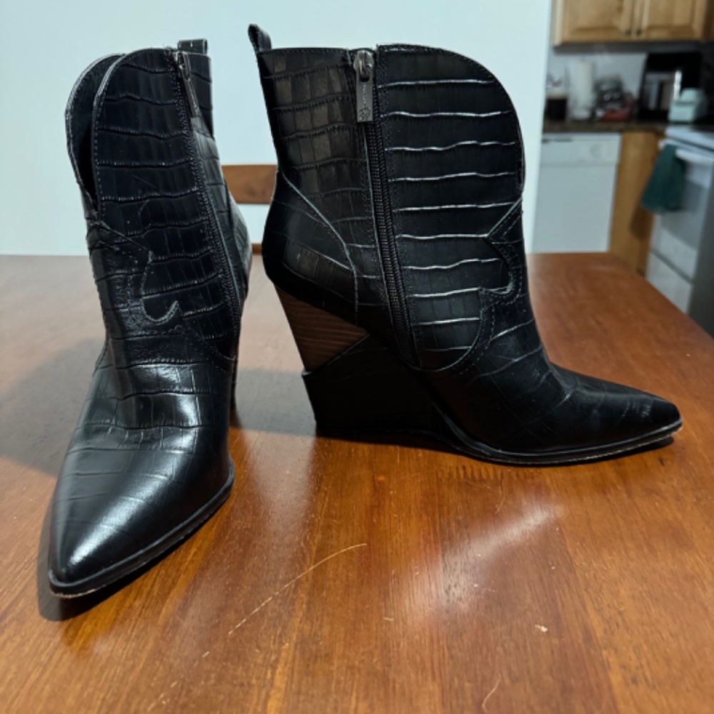 JESSICA SIMPSON - BEAUTIFUL AND UNIQUE BLACK WEDGE BOOTIES